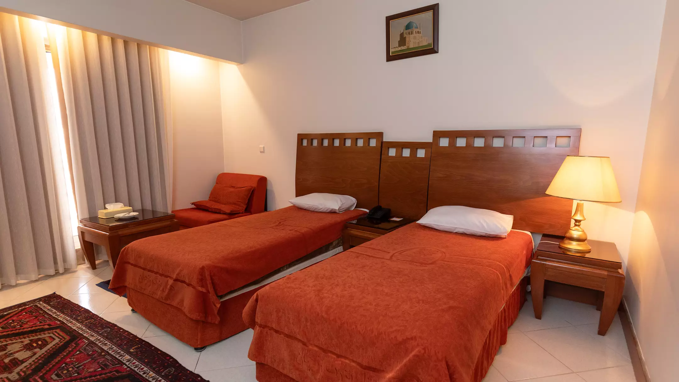 Alibaba https://cdn.alibaba.ir/ostorage/hotel-accommodation-images/674c54fd10d0d5745be3d3a3_هتل بزرگ - اتاق دوتخته سینگل (1).webp